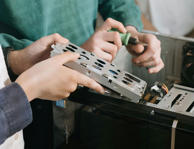 Festplatten-Tausch | Anschlüsse und Schnittstellen. Bild: Pexels/cottonbro studio 