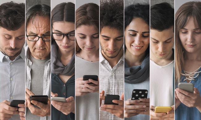 Entsperrcode: Mehrere Personen, als Collage zusammengeschnitten, nutzen ihr Smartphone. Bild: stock.adobe.com/sebra (https://stock.adobe.com/de/images/people-using-the-mobile-phone/359862792?asset_id=359862792)