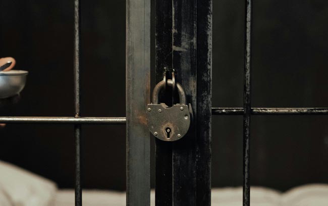 Entsperrcode: Zaun mit Vorhängeschloss, verschlossen. Bild: Pexels/Ron Lach (https://www.pexels.com/de-de/foto/bett-abgeschlossen-vorhangeschloss-sicherheit-10473520/)