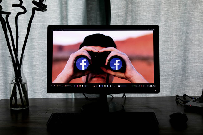 Facebook-Logo in Fernglas auf Bildschirm.. Bild: Unsplash/