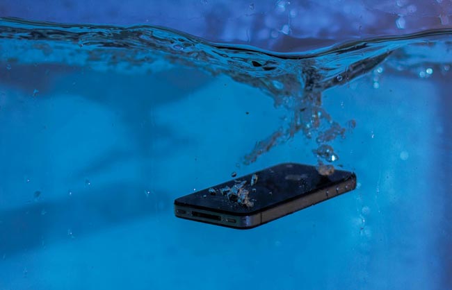 Wasserschaden – Handy nass – Laptop nass – Handy-Wasserschaden – Laptop-Wasserschaden. Bild: Pexels/Sergey Meshkov (https://www.pexels.com/de-de/foto/wasser-smartphone-nass-mobiltelefon-8481951/)