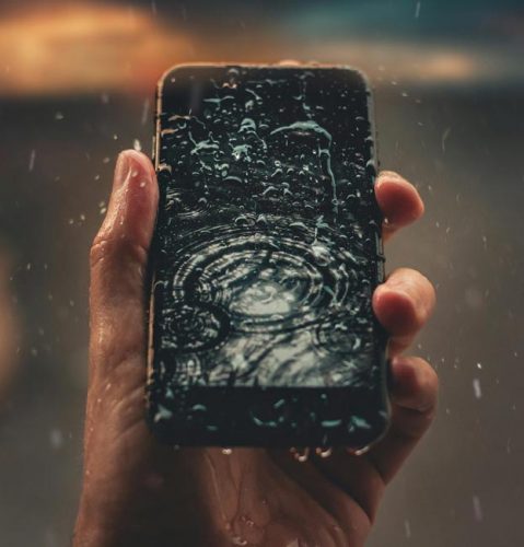 Wasserschaden – Handy nass – Laptop nass – Handy-Wasserschaden – Laptop-Wasserschaden. Bild: Pexels/Vanderlei Longo (https://www.pexels.com/de-de/foto/foto-der-person-die-nasses-smartphone-halt-1826060/)