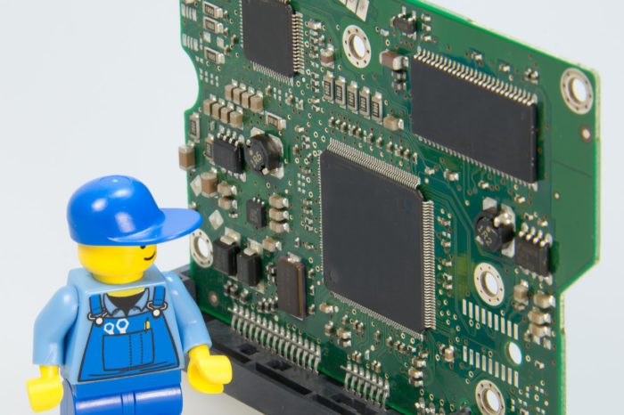 Das Foto symbolisiert einen Qualcomm Chip im Smartphone. Es zeigt eine Platine mit Chipsätzen. Davor ein Lego-Männchen. Foto: Pixabay