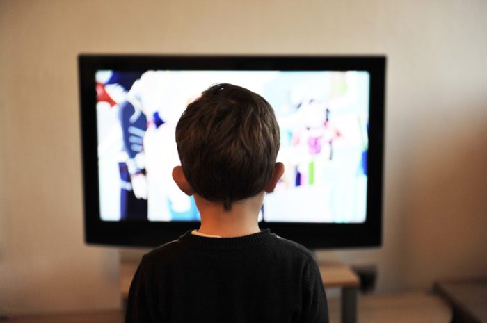 Zu sehen ist die Rückansicht eines Jungen vor einem Fernseher. Die WHO stellt in Sachen Kindergesundheit Richtlinien für die Bildschirmzeit auf. Bild: pixabay.de/mojzagrebinfo