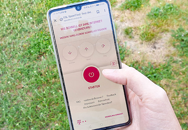 Zu sehen ist eine Hand, die ein Smartphone hält. Darauf ist der Speedtest der Telekom aufgerufen. Wie der Test wohl nach dem 5G-Ausbau aussieht? Bild: PC-SPEZIALIST
