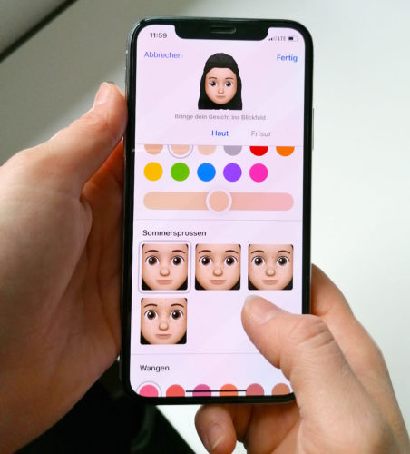 Zu sehen sind zwei Hände mit einem iPhone, darauf der Memoji-Konfigurator. Per Umweg sind auch Android-Memoji möglich. Bild: PC-SPEZIALIST