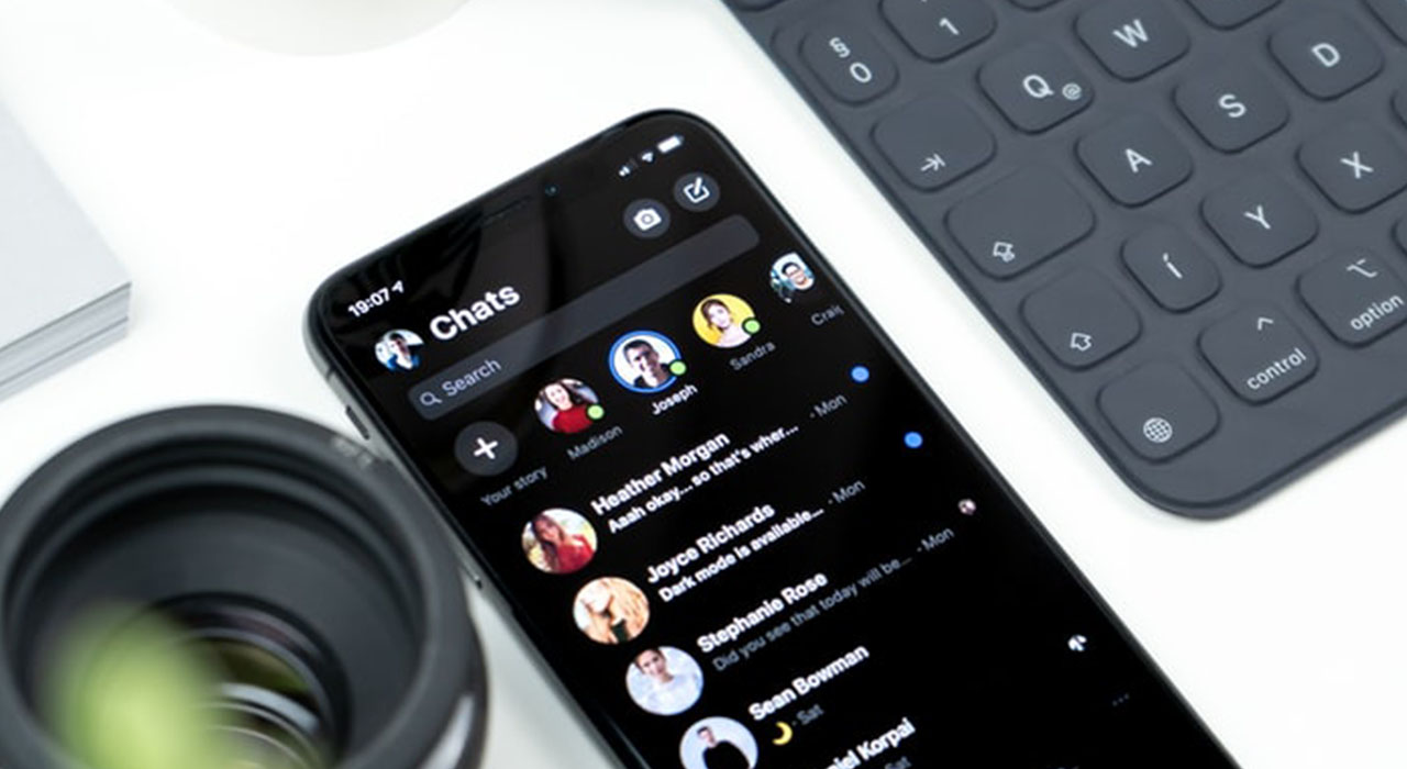 Handy mit Dunkelmodus, Laptotastatur und Kamera-Objektiv. Bild: unsplash.com/@danielkorpai