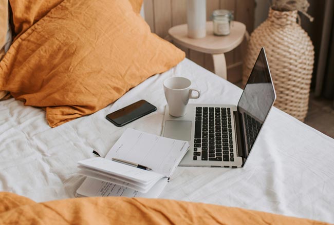 Laptop-Lüfter – Bild: Pexels/Vlada Karpovich (https://www.pexels.com/de-de/foto/kaffee-tasse-smartphone-laptop-4050430/)