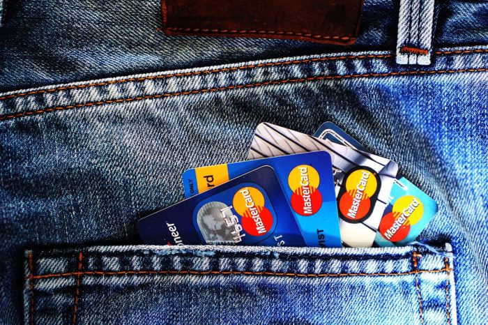 Jeanshosentasche mit vier Mastercard-Kreditkarten symbolisiert das Karte gesperrt ist. Bild: Pixabay