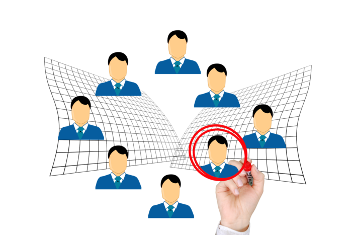 Personalrecruiting: acht Köpfe von Bewerbern, aber nur einer ist eingekreist. Bild: Pixabay