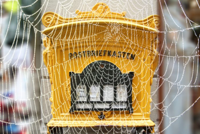 Briefkasten mit Spinnennetz - Post nachsenden. Bild: Pixabay