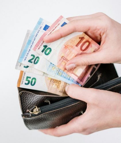 Kassensysteme: Hand hält geöffnetes Portemonnaie mit Bargeld. Bild: Pexels/cottonbro studio (https://www.pexels.com/de-de/foto/hande-hand-reich-grun-3943745/)