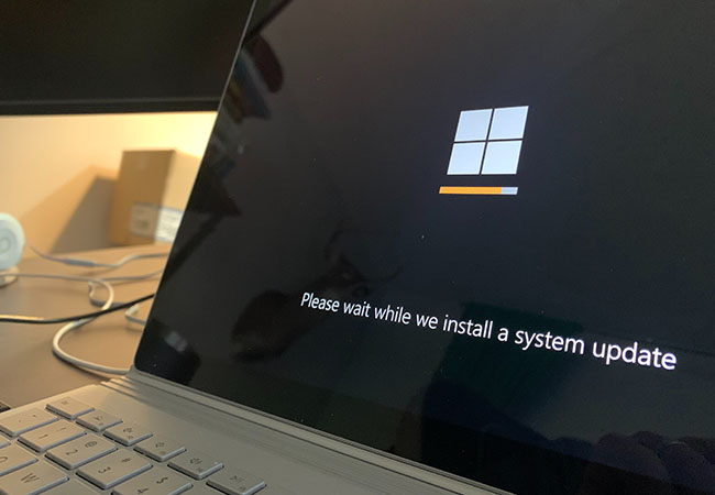 Windows-1-Release: Laptop mit Windows-Update-Bildschirm. Bild: Unsplash/Clint Patterson
