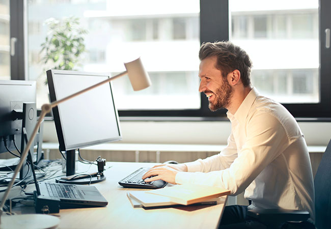 Signal-Messenger Desktop: Mann arbeitet ohne Ablenkung am Laptop. Bild: Pexels/Andrea Piacquadio