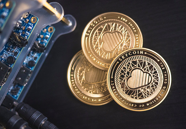 Kryptowährungen gibt es viele, hier sind drei symbolische Münzen abgebildet. Bild: Unsplash/Stanislaw Zarychta