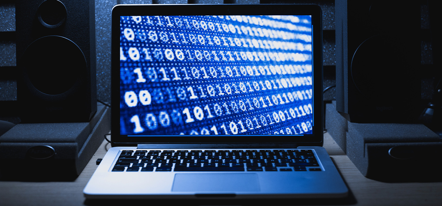 MiB: Laptop mit Binärcode bestehend aus Nullen und Einsen in Blautönen. Bild: Pexels/Ricardo Ortiz