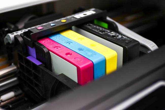 Farbpatronen eines Druckers. Bild: stock.adobe.com/Piyaphunjun (https://stock.adobe.com/de/images/an-ink-cartridge-or-inkjet-cartridge-is-a-component-of-an-inkjet-printer-that-contains-the-ink-four-color/385990684?asset_id=385990684)