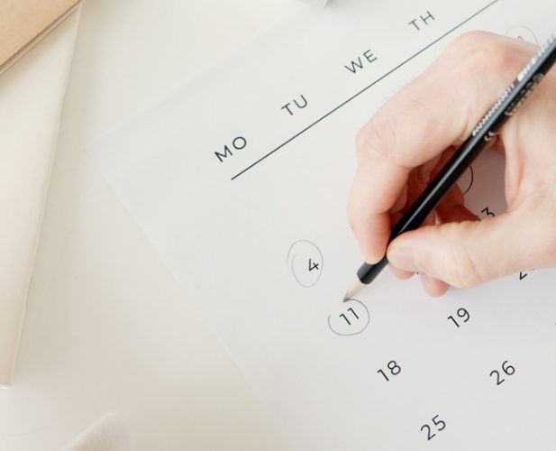 Brückentage 2924: Kalenderblatt mit eingekreisten Daten. Bild: Pexels/@artempodrez