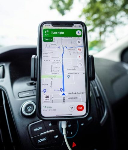 App-Berechtigung, Navigations-App im Auto. Bild: Pexels/Caleb Oquendo (https://www.pexels.com/de-de/foto/smartphone-richtung-mobiltelefon-handy-7738879/)