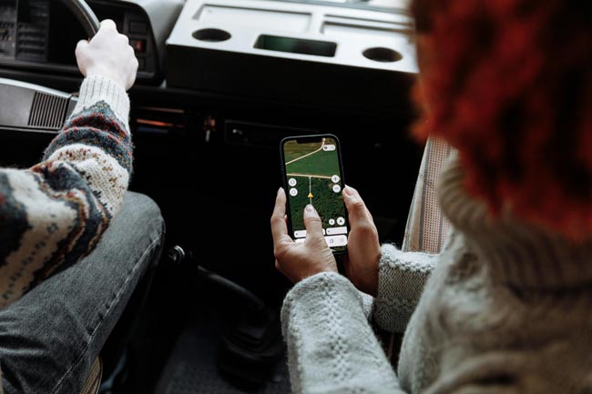 Beifahrer navigiert mit Handy im Auto. Bild: Pexels/Thirdman (https://www.pexels.com/de-de/foto/menschen-internet-reisen-richtung-6945640/)