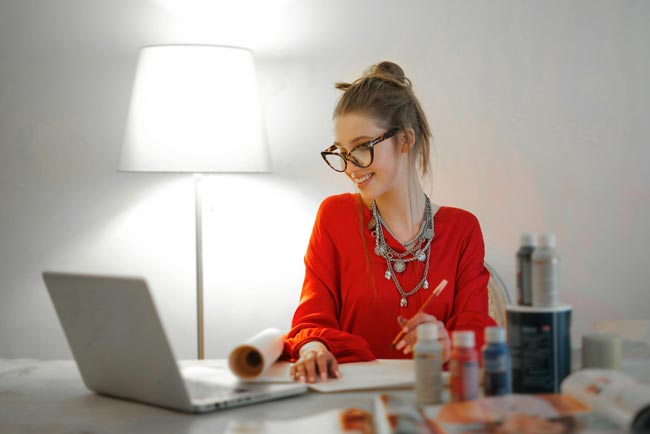 Frau im roten Pulli am Laptop. Bild: Pexels/Andrea Piacquadio (https://www.pexels.com/de-de/foto/frau-im-roten-langarmhemd-das-ihr-l-aptop-betrachtet-3765132/)