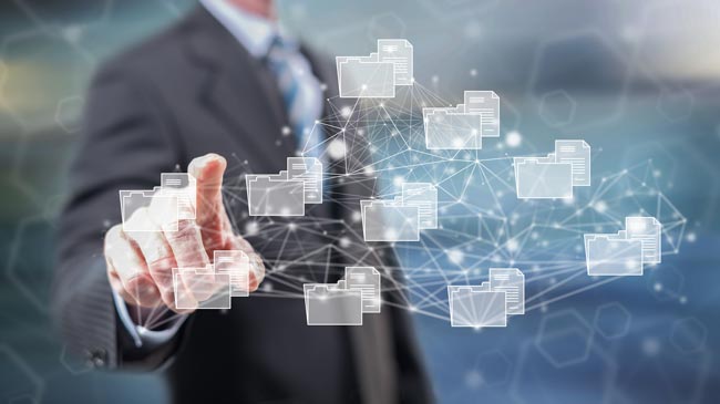 Mann tippt auf virtuelles Datenverknüpfungskonzept. Bild: stock.adobe.com/thodonal (https://stock.adobe.com/de/images/man-touching-a-data-connection-concept/220299275?asset_id=220299275)