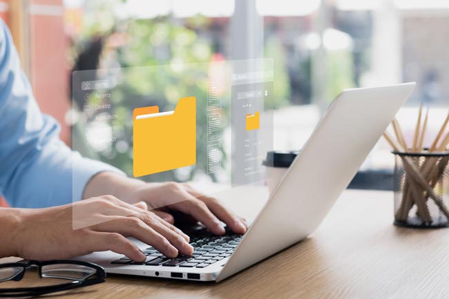 Laptop verkaufen: Person arbeitet am Laptop, Dokumentenmanagement-System. Bild: stock.adobe.com/Thapana_Studio (https://stock.adobe.com/de/images/document-management-system-concept-virtual-screen-icon-document-storage-system-dms-online-database-software-for-efficient-management-of-company-files-and-data/539493179?asset_id=539493179)