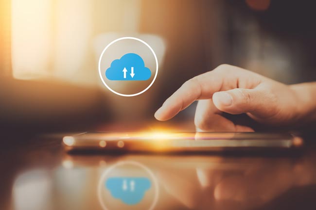 iCloud synchronisieren: Frauenhand nutzt Smartphone, Wolke-Symbol. Bild: stock.adobe.com/tonktiti (https://stock.adobe.com/de/images/woman-hand-using-smart-phone-with-cloud-icon-abstract-background-at-coffee-shop-technology-business-and-modern-lifestyle-concept/291294196?asset_id=291294196)