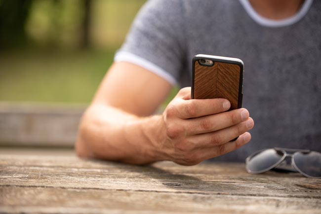 Mann mit Handy in der Hand. Bild: stock.adobe.com/s-motive (https://stock.adobe.com/de/images/mann-mit-handy-in-der-hand/213497285?asset_id=213497285)