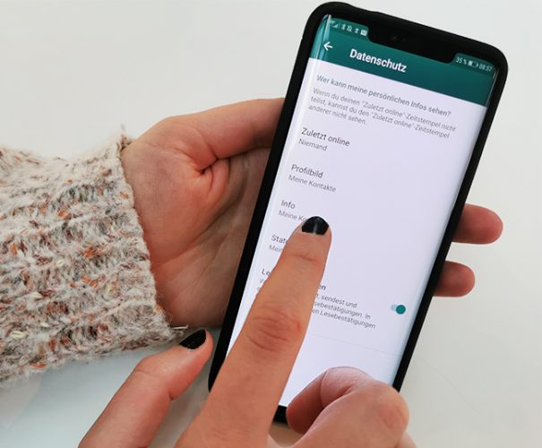 Zu sehen sind die Hände einer Frau, die ihr Smartphone hält und darauf den WhatsApp-Datenschutz bedient. Bild: PC-SPEZIALIST