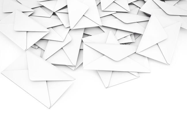 Serienbrief erstellen: Viele weiße Briefumschläge auf weißem Untergrund. Bild: stock.adobe.com/doomu (https://stock.adobe.com/de/images/white-blank-envelope-letters-heap-3d-rendering/135064396?asset_id=135064396)