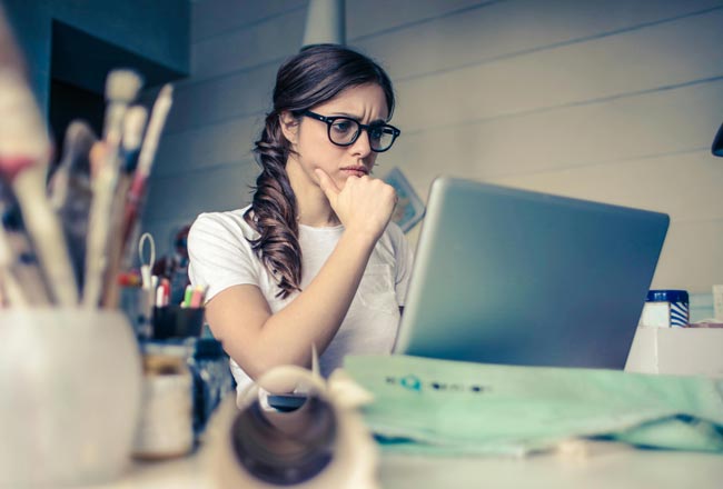 Treiber-Probleme: Frau guckt angestrengt auf ihren Laptop. Bild: Pexels/Andrea Piacquadio (https://www.pexels.com/de-de/foto/foto-einer-frau-die-denkt-941555/)