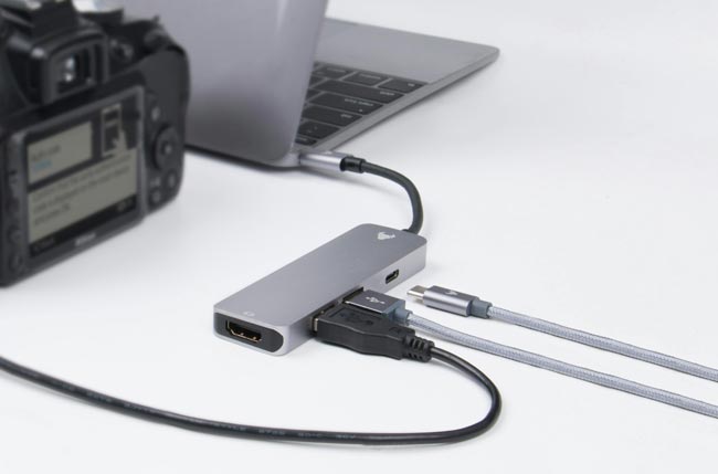 Laptop mit Hub , an das unter anderem eine Foto-Kamera nageschlossen ist. Bild: Pexels/Rann Vijay (https://www.pexels.com/de-de/foto/kamera-laptop-lade-technologie-7952599/)