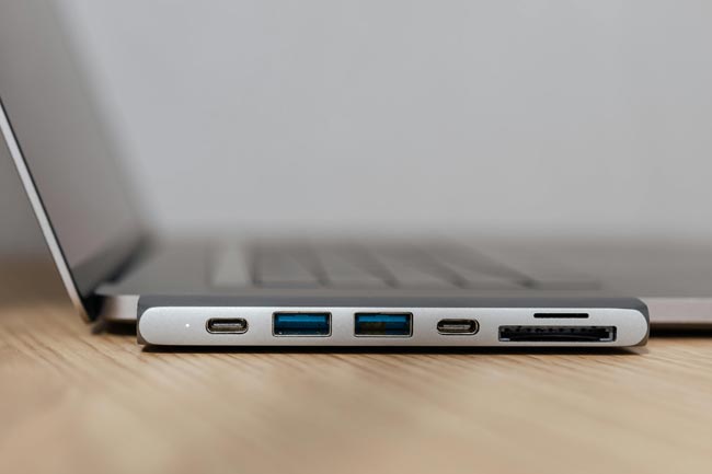 USB-Geschwindigkeit: Seitenansicht eines Laptops mit mehreren USB-Anschlüssen. Bild: Pexels/Karolina Kaboompics (https://www.pexels.com/de-de/foto/hafen-laptop-notizbuch-internet-4195404/)