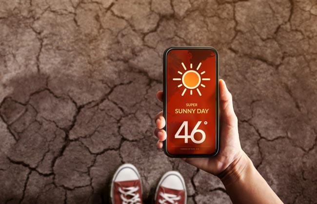 Handy heiß – Akku leidet – Hitzetod Elektronik: Bild: stock.adobe.com/blacksalmon (https://stock.adobe.com/de/images/water-crisis-concept-environmental-impact-global-issues-in-agricultural-standing-on-cracked-soil-with-high-temperature-weather-on-mobile-phone-desertification-pollution-energy-and-climate-change/518763496?asset_id=518763496)