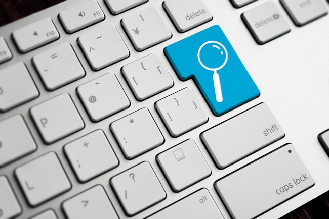 Shortcuts – Kurzbefehle: Tastatur mit Lupe als Enter-Taste. Bild: stock.adobe.com/YY apartment (https://stock.adobe.com/de/images/pc/286922013?asset_id=286922013)