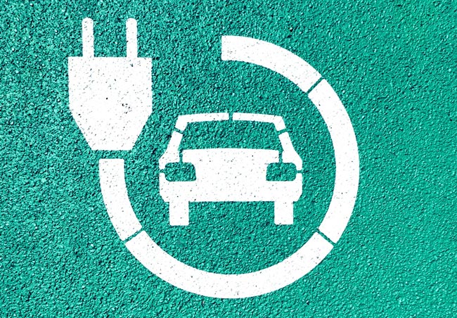 Gefahr durch Hackerangriffe an der Ladesäule: auf der Straße aufgemalte Markierung für Ladeparkplatz. Bild: Pexels/David Underland (https://www.pexels.com/de-de/foto/strasse-verkehr-schild-muster-27505892/)