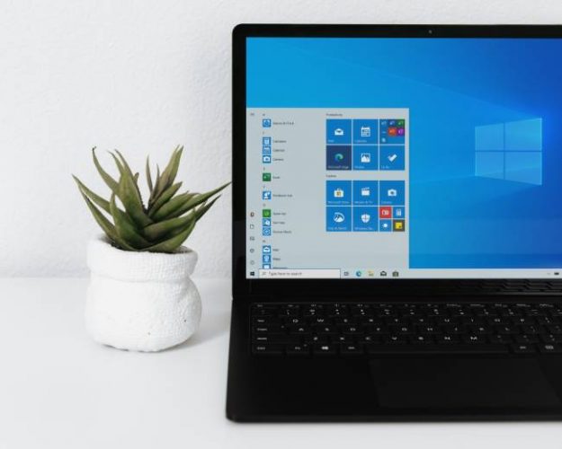 Zu sehen ist ein Windows-Rechner, der durch die Sicherheitslücke in Outlook gefährdet sein könnte. Bild: Unsplash/Windows