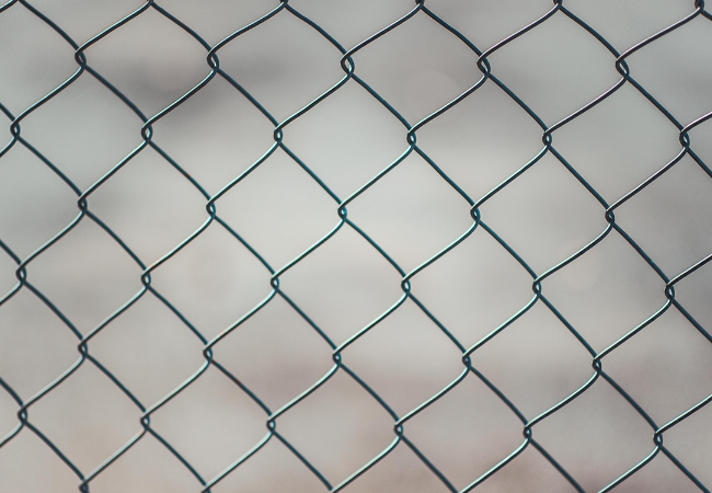 Digitale Barrierefreiheit anstelle von Begrenzungen. Zu sehen ist ein Maschendrahtzaun. Bild: Pexels/ Min An 