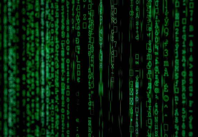 Data Loss Prevention schützt Daten im Ruhemodus, in Bewegung und in der Nutzung. Zu sehen ist ein schwarzer Hintergrund mit grünen Daten. Bild: Pexels/ Markus Spiske