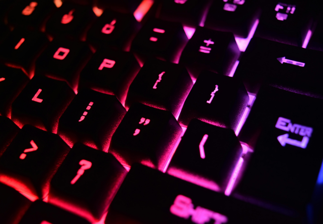 Data Loss Prevention schützt ihre Daten vor Verlust. Zu sehen ist eine leuchtende Nahaufnahme einer Tastatur. Bild: Pexels/ Marcellino Andrian