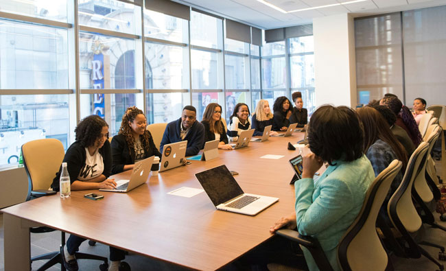 Change Management | Mehrere Personen im Konferenzraum. Bild: Pexels/Christina Morillo https://www.pexels.com/de-de/foto/gruppe-von-personen-in-einem-konferenzraum-1181406/