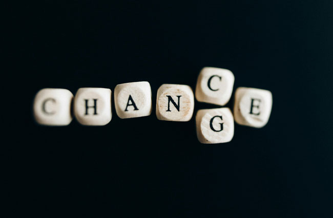 Change Management | Change als Chance. Bild: Pexels/Nataliya Vaitkevich https://www.pexels.com/de-de/foto/veranderung-chance-nahansicht-buchstabenwurfel-6120219/