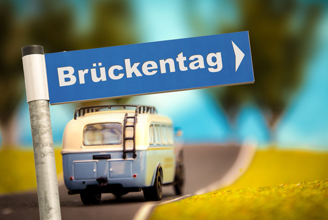 Brückentage bieten sich für Kurzurlaube an. Bild: stock.adobe.com/Thomas Reimer (https://stock.adobe.com/de/images/schild-366-bruckentag/230673950)
