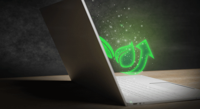 Nachhaltige KI | Laptop mit Green-IT-Konzept. Bild: Bild: stock.adobe.com/lumerb (https://stock.adobe.com/de/images/laptop-keyboard-with-plant-concept-arrow-and-particles-green-it-computing-concept-and-carbon-efficient-technology-digital-sustainability/499987020)