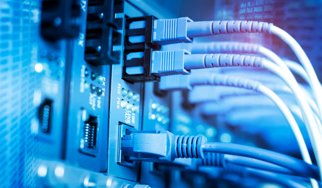 Netzwerk sichern | Router sichern. Bild: stock.adobe.com/xiaoliangge https://stock.adobe.com/de/images/fiber-optic-cables-connected-to-an-optic-ports-and-network-cables-connected-to-ethernet-ports/352045780