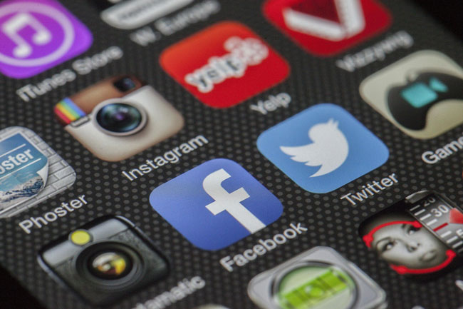 Social-Media-Icons auf einem Handydisplay. Bild: Pexels/Pixabay (https://www.pexels.com/de-de/foto/facebook-anwendungssymbol-147413/)