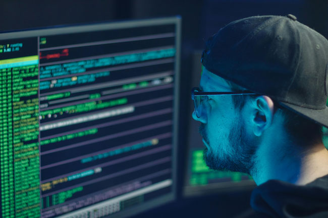 Hacker, Social-Media-Betrug. Bild: Pexels/Mikhail Nilov https://www.pexels.com/de-de/foto/mann-menschen-nacht-dunkel-6963098/