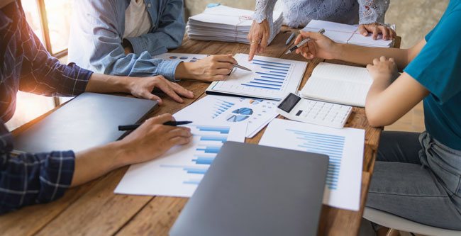 BSI-Lagebericht | Analyse der Daten zur Erstellung des Berichts. Bild: stock.adobe.com/crizzystudio https://stock.adobe.com/de/images/business-team-collaboration-discussing-working-analyzing-with-financial-data-and-marketing-growth-report-graph-in-team-presentation-and-brainstorming-to-strategy-planning-making-profit-of-company/506452160