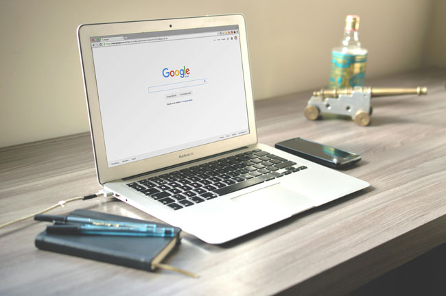 Gemini-Sicherheitslücke | Google Workspace | Laptop mit Google-Webseite. Bild: Pexels/Caio https://www.pexels.com/de-de/foto/macbook-air-auf-grauem-holztisch-67112/